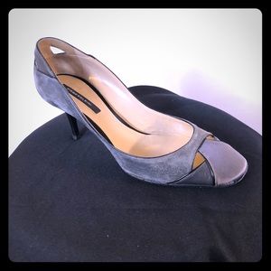 Mixed media heeled pumps